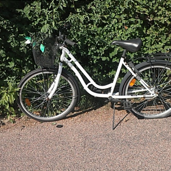 Pigecykel med sort cykelkurv