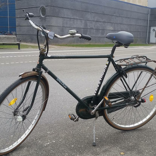 Raleigh Buddha Bikes- Mørkegrøn, rusten og med Gaffatape på saddelen.